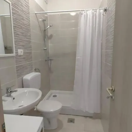 Marija, New 1bd With Free Parking דירה