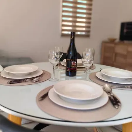 Marija, New 1bd With Free Parking דירה